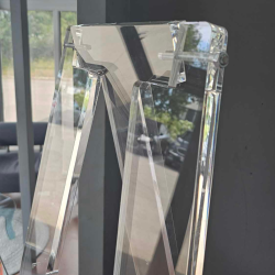 Chevalet design plexiglas grand format transparent Chevalet design plexiglas grand format transparent