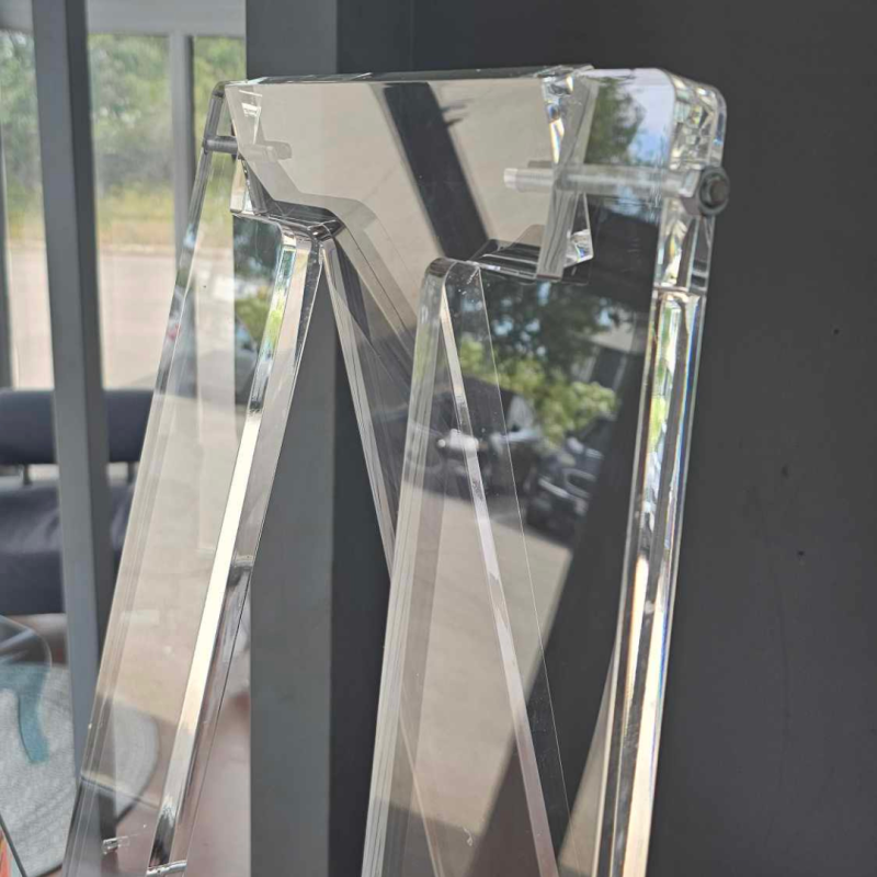 Chevalet design plexiglas grand format transparent Chevalet design plexiglas grand format transparent