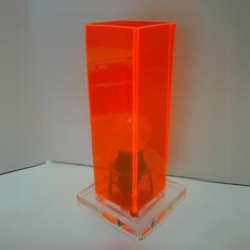 Lampe 4 faces en plexiglas rouge fluo